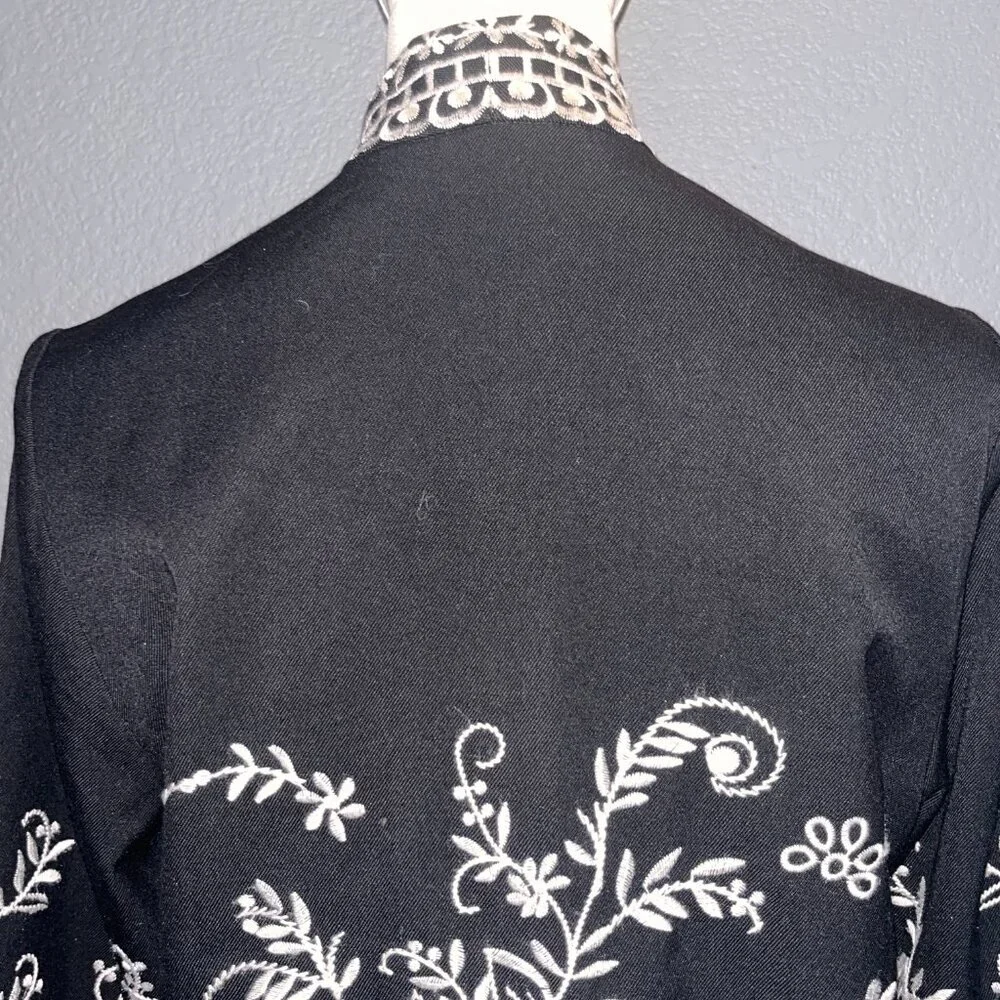 CHICO'S FULLY EMBOIDERED BLACK & WHITE KIMONO JACKET TOPPER - EUC - SIZE 0 = 4/6 - Picture 6 of 15